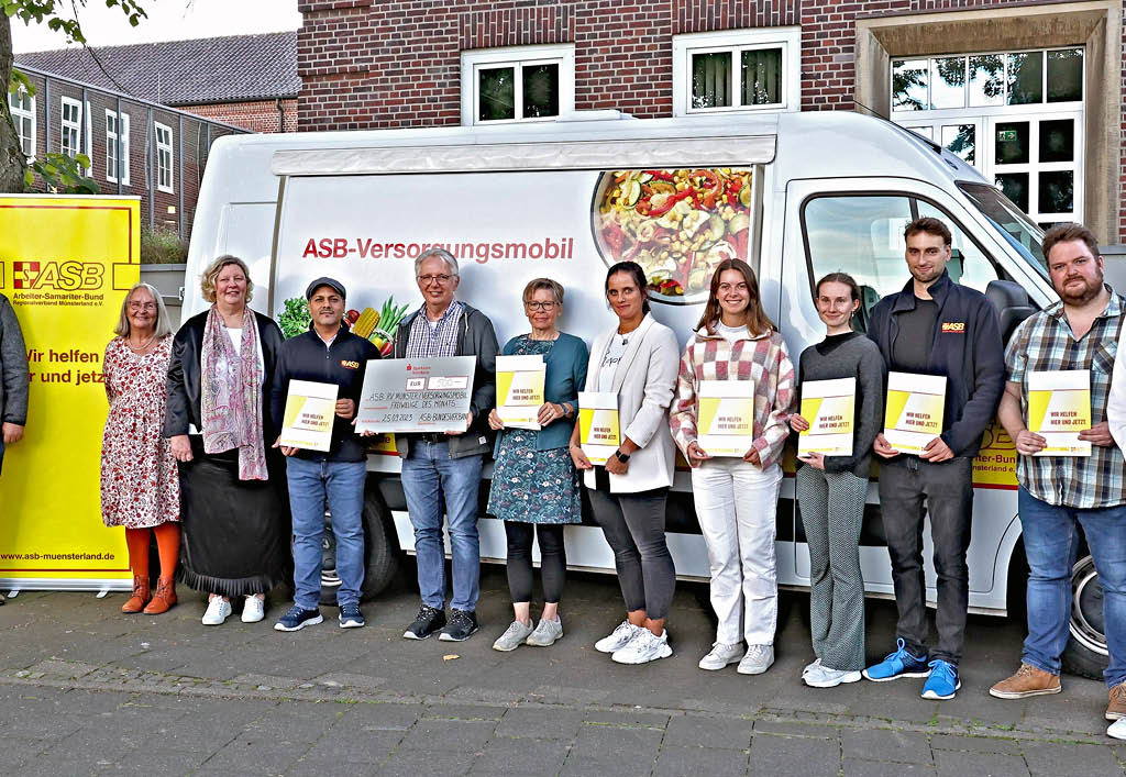 Freiwillige des Monats im ASB | Versorgungsmobil Münster Freiwillige Helfer:innen vor dem ASB-Versorgungsmobil Münsterland