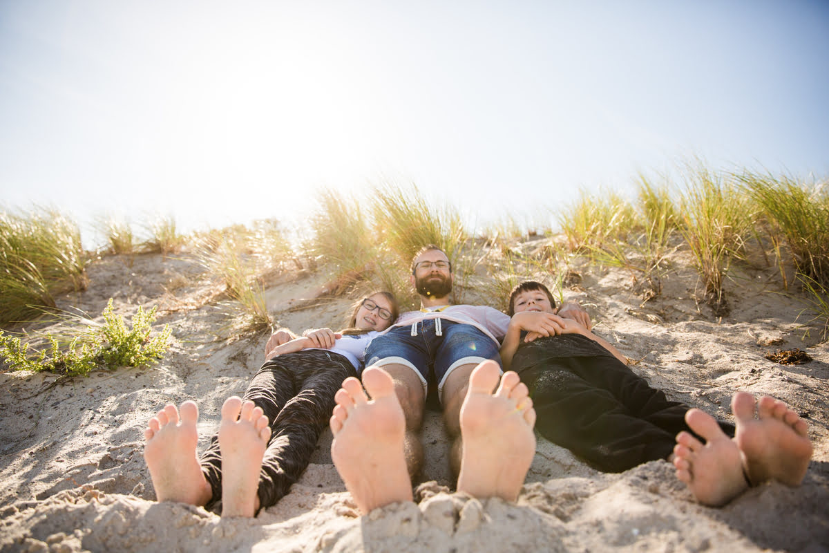 mutter-vater-kind-kur-strand-liegen.jpg