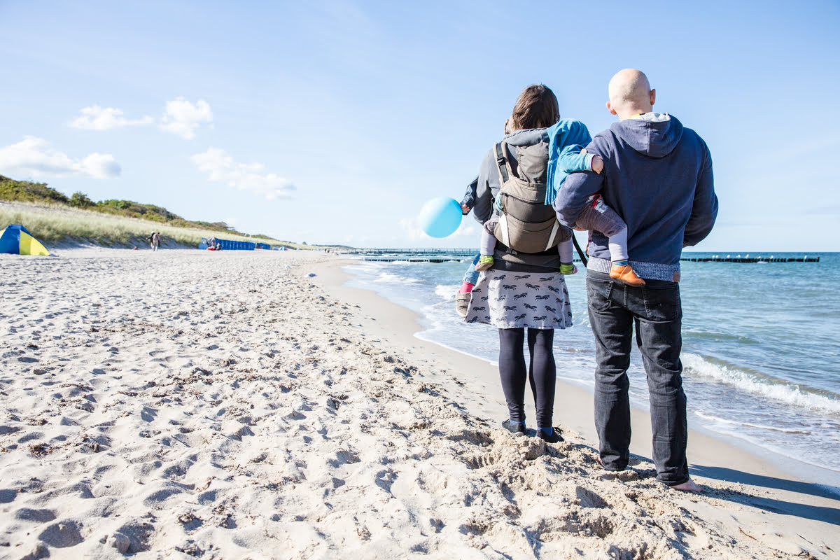 lachende-kinder.jpg mutter-vater-kind-kur-strandspaziergang-familie.jpg