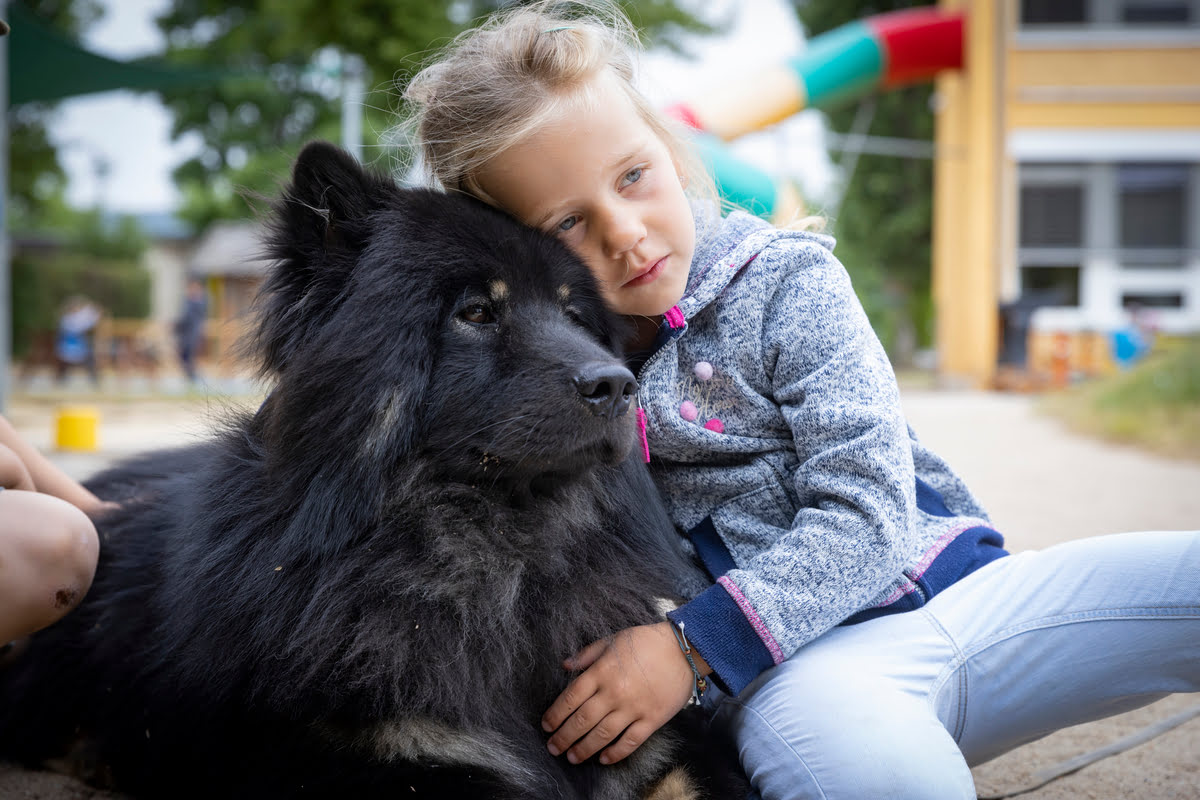 umarmung-kind-hund.jpg