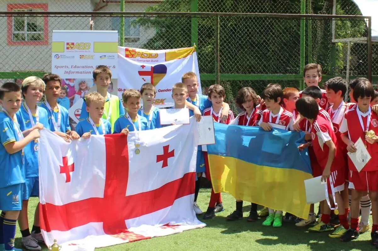 Ukrainische und georgische Kindern spielen gemeinsam bei einem Fußballturnier in Tiflis.
