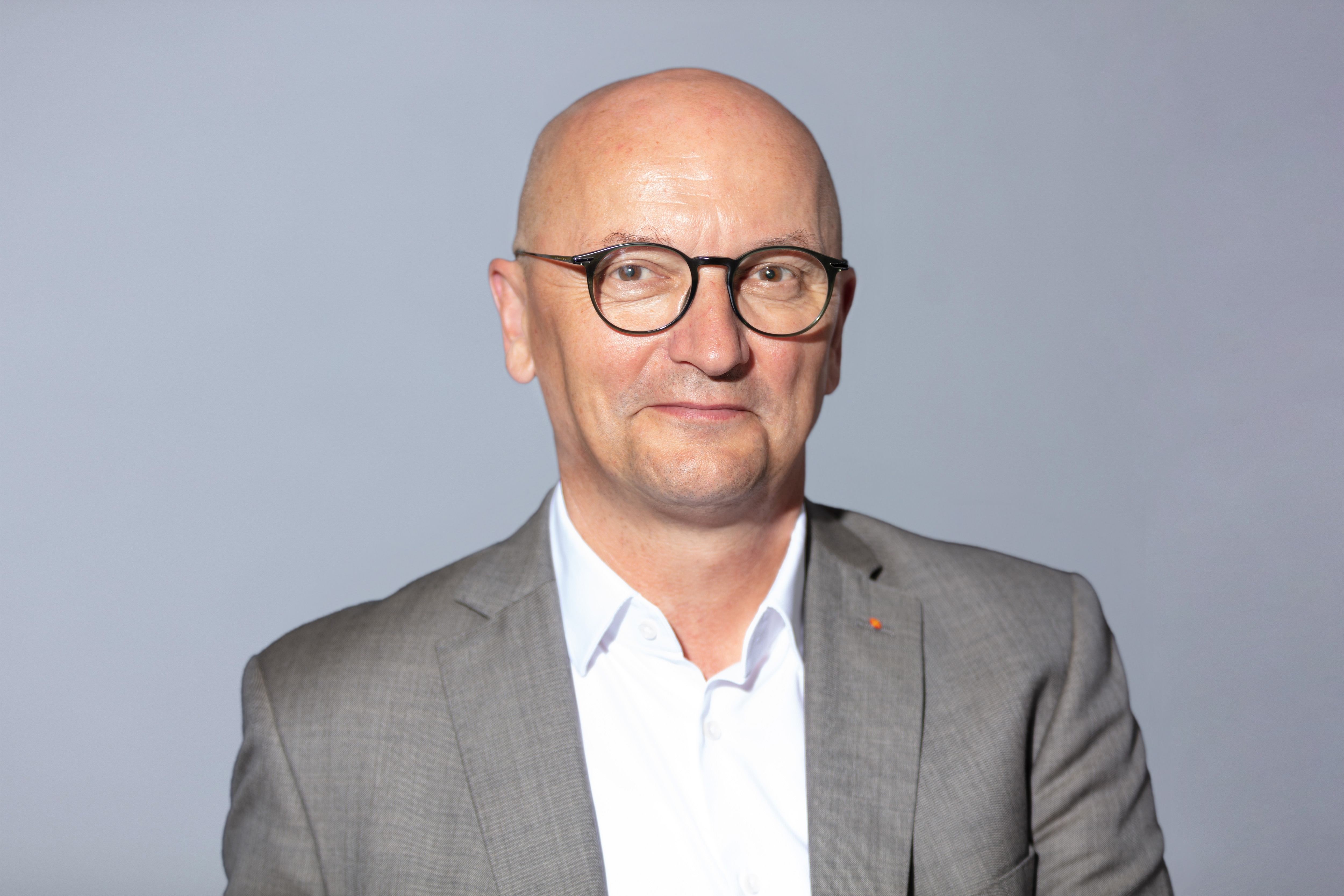 Portrait_Uwe-Martin-Fichtmüller.webp Herr_Fichtmüller_Portrait_2_Edit.jpg
