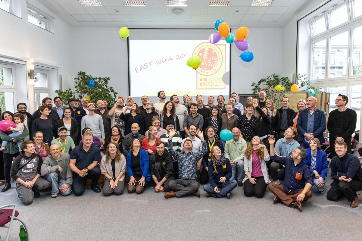 ASB FAST Jubiläum klein-1259.webp FASTler feiern gemeinsam in der Kölner ASB-Bundesgeschäftsstelle. Luftballon fliegen in der Luft.