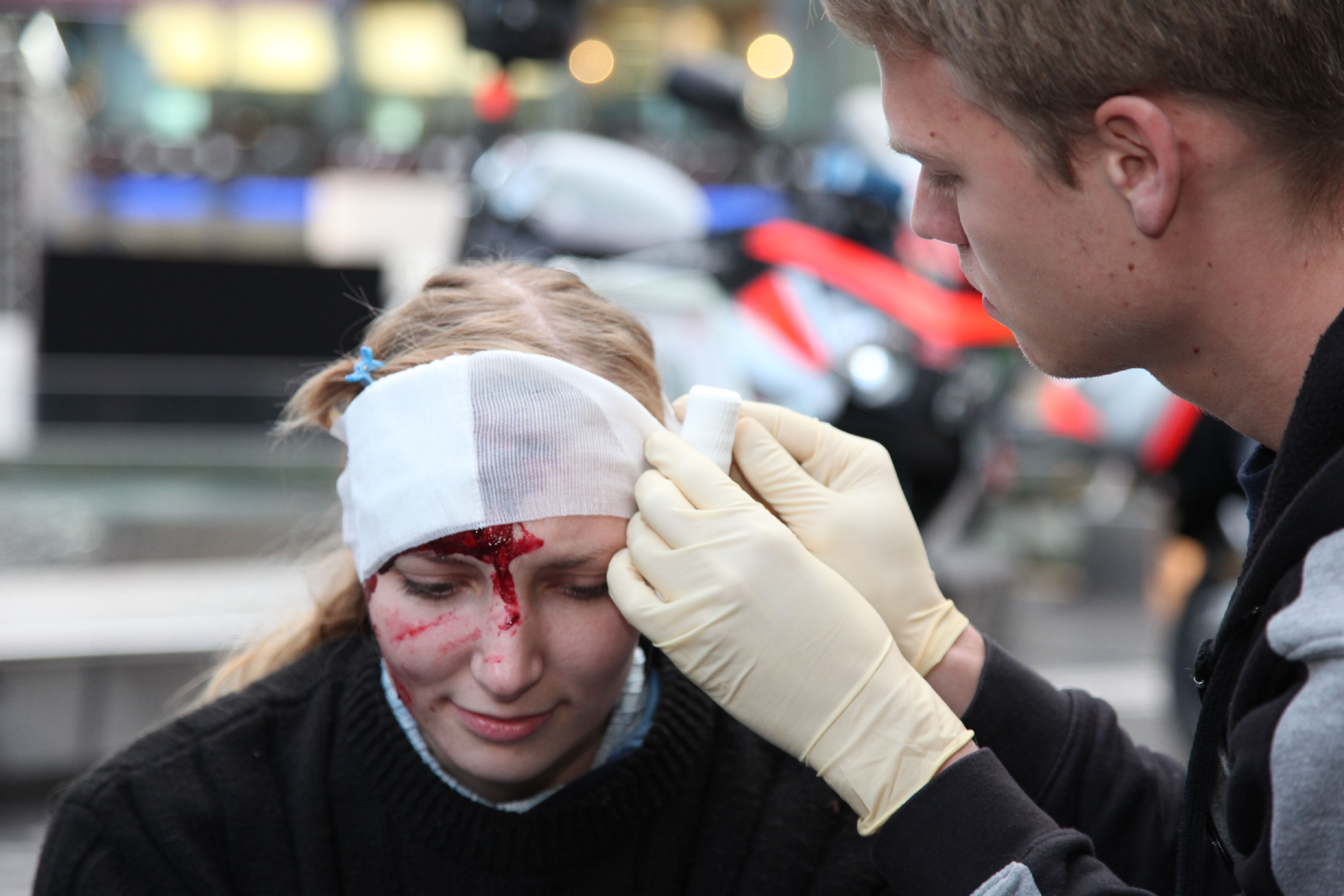 Realistische Unfalldarstellung - Übung mit geschminkter Person Realistische Unfalldarstellung - Notafllübung mit geschminkter Person