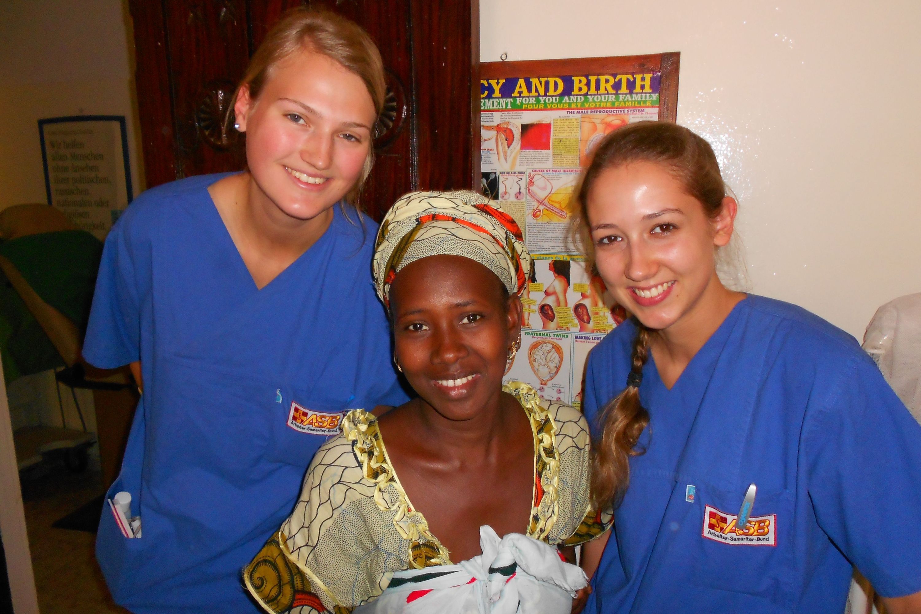 Weltwärts-Freiwillige in der ASB-Klinik in Gambia Weltwärts-Freiwillige in der ASB-Klinik in Gambia