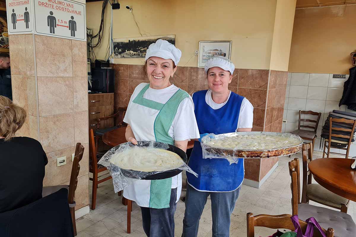BMZ_Beneficiaries in a bakery.jpg