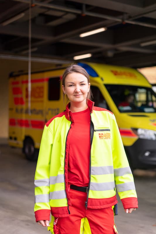 Notfallsanitäter-Ausbildung-Trainee-ASB-K-Müller (1).jpg Trainee in der Notfallsanitäter-Ausbildung vor Rettungswagen