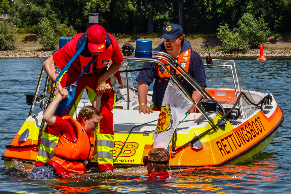 wasserrettung1.jpg Die ASB Wasserrettung hilft und hebt ein Mädchen aus dem Wasser auf das sichere Rettungsboot