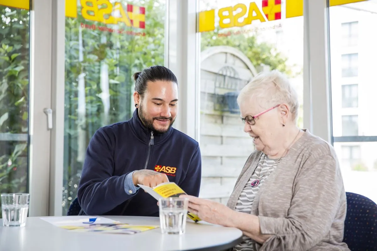 Die ASB Pflegeteams beraten Pflegebedürftige und Angehörige umfassend zu Leistungsansprüchen, Antragswegen und passenden Unterstützungsangeboten