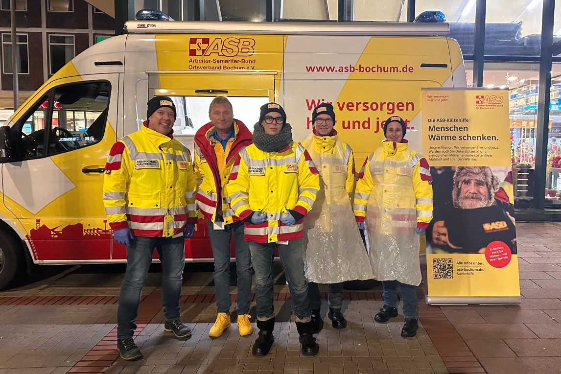Das Kältehilfe-Team des ASB Bochum vor seinem Versorgungsmobil "Susi".