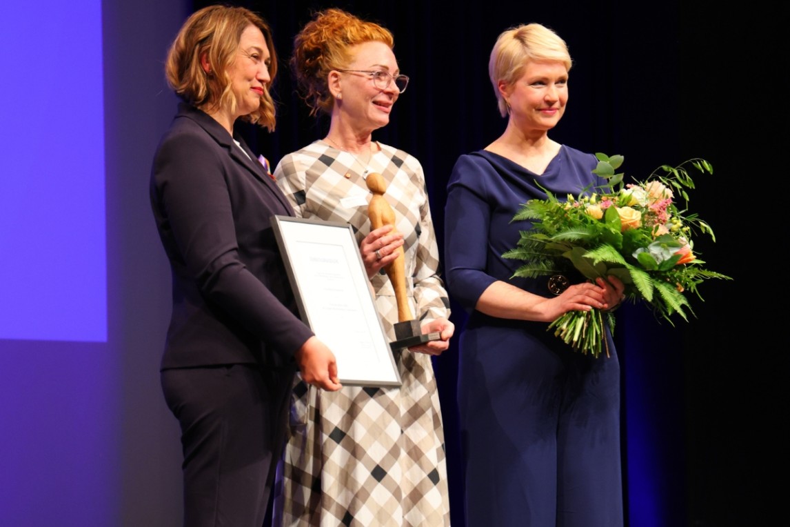 Samariterin und "Frau des Jahres" Birgit Waniorek mit der Ministerpräsidentin des Landes Mecklenburg-Vorpommern, Manuela Schwesig, und Jacqueline Bernhardt, Ministerin für Justiz, Gleichstellung und Verbraucherschutz des Landes Mecklenburg-Vorpommern